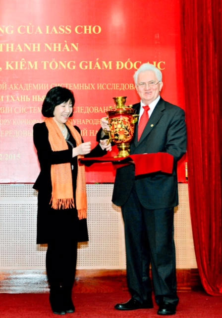 Chị Nguyễn Thị Thanh Nhàn được Viện Hàn lâm Quốc tế về các nghiên cứu hệ thống Liên bang Nga (Viện IASS) trao tặng hai danh hiệu cao quý: Viện sĩ có thành tích xuất sắc nhất giai đoạn 2004-2014 và phần thưởng Ngôi sao Vernadski.
