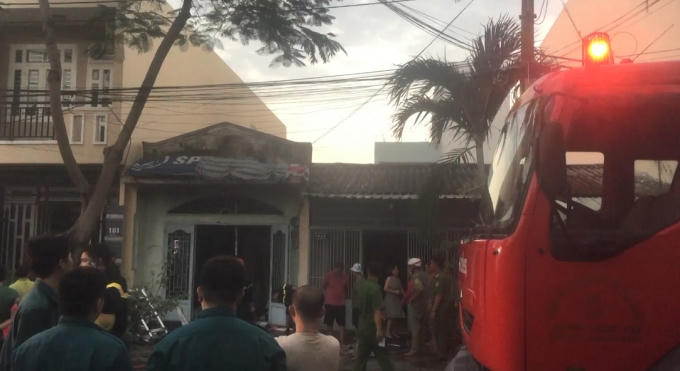 Vụ cháy đã khiến nhiều người dân trong khu vực hoảng loạn (Ảnh: Nguyễn Hảo)