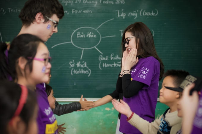 Á hậu Tú Anh luôn tích cực tham gia các hoạt động thiện nguyện.