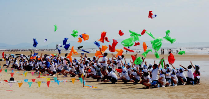 Từ cảnh vật, thiên nhiên đến con người nơi đây đều có những nét đẹp riêng. Tất cả đều hoà mình vào thiên nhiên rất đỗi nhẹ nhàng và cảm nhận từng hơi thở của cuộc sống phồn hoa sung túc, nơi có những vạt nắng đặc trưng của miền khí hậu nhiệt đới trải dài trên bãi cát trắng mịn màng.