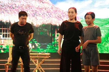 Bình Tinh cùng cha nuôi Kim Tử Long tái hiện vở tuồng gắn liền với tên tuổi mẹ - NS Bạch Mai
