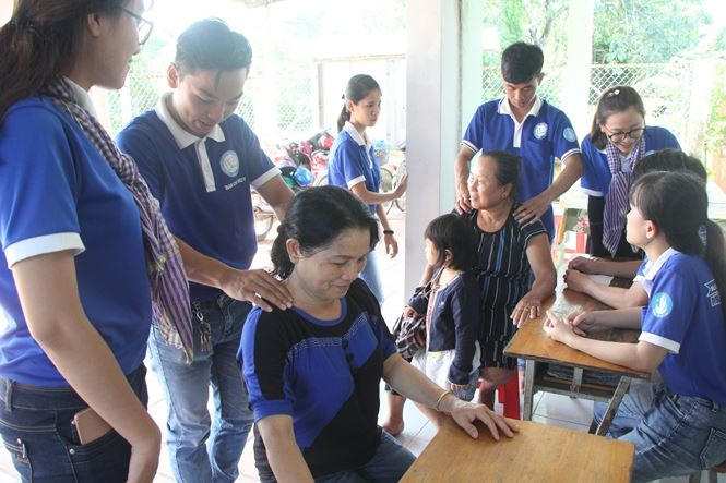 Xúc động sinh viên trường Y chăm sóc sức khỏe cho người cao tuổi