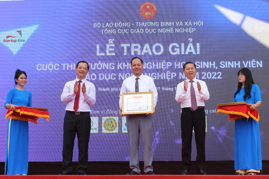 Thứ trưởng Lê Tấn Dũng và Tổng cục trưởng Tổng cục GDNN Trương Anh Dũng tặng bằng khen cho các đơn vị tích cực tham gia cuộc thi.