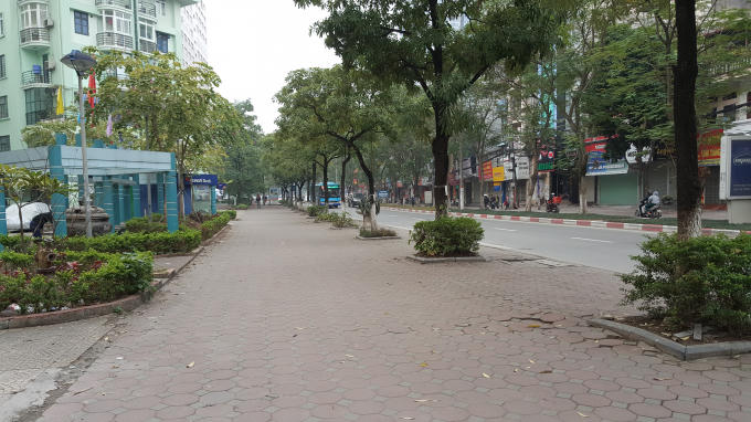 Vắng bóng người quốc bộ, người đi tập thể dục trên vỉa hè Trần Đăng Ninh.