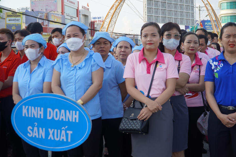 Các cơ sở sản xuất, kinh doanh thực phẩm trên địa bàn TP Bến Tre tham dự lễ phát động.