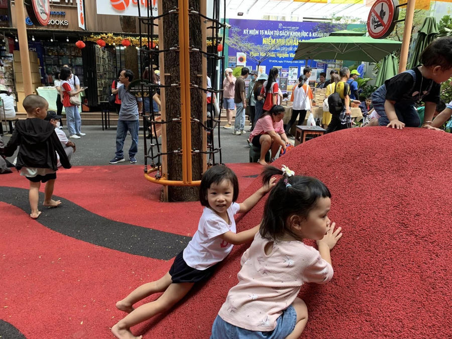 Các em nhỏ hào hứng vui chơi ở Đường sách TP.HCM.