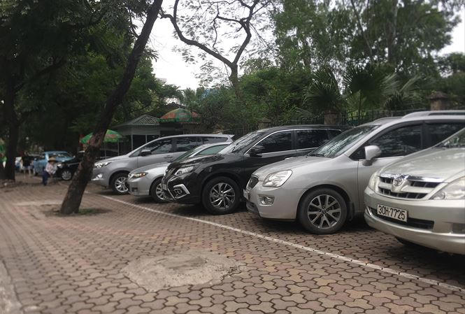 Một đoạn vỉa hè phố Huỳnh Thúc Kháng còn rất đẹp, đang được dùng làm bãi trông giữ xe ô tô