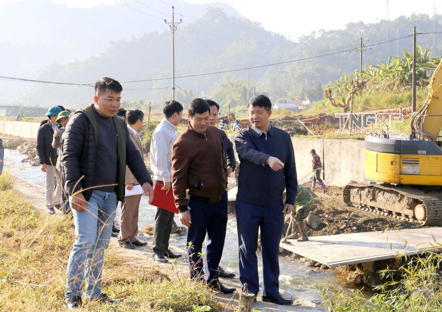 Phó Chủ tịch UBND tỉnh Nông Quang Nhất kiểm tra thực địa Dự án kè Bản Chang, thôn Nà Bjoóc, xã Chợ Đồn.
