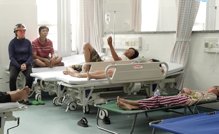 Nhiều người dân bị đau bụng sau khi ăn bánh mì