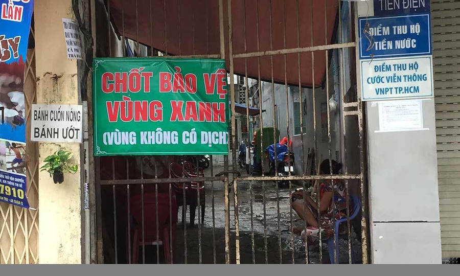 Để bảo vệ "vùng xanh", hẻm 60 Trương Định (phường Bến Thành, quận 1) khóa trái cổng ra vào