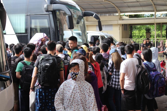 Chen chúc nhau lên xe.