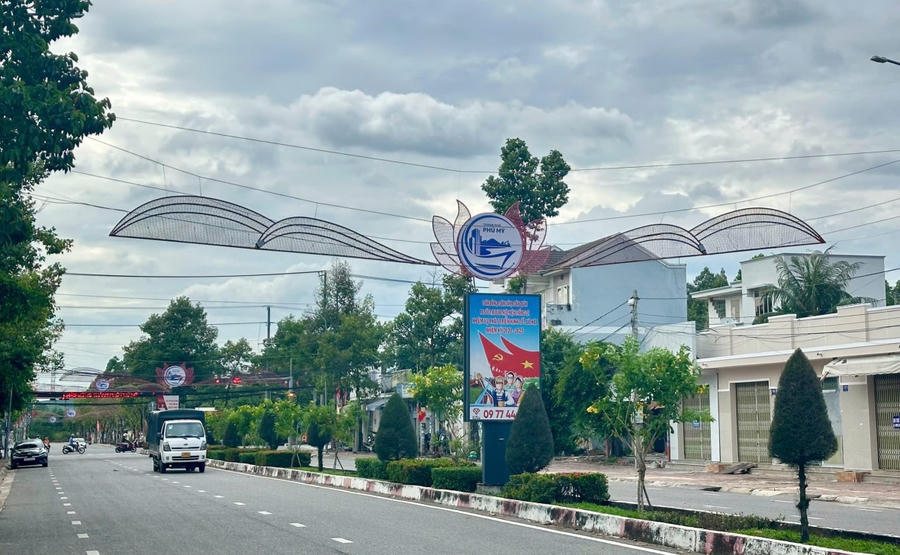 Tuyến đường Lê Duẩn tại thị xã phú Mỹ đã trang trí đèn, logo, biểu ngữ chào đón Phú Mỹ chuẩn bị nâng cấp lên thành phố