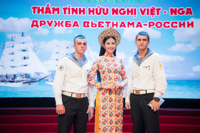 Không váy áo sexy, Ngọc Hân trung thành với áo dài truyền thống
