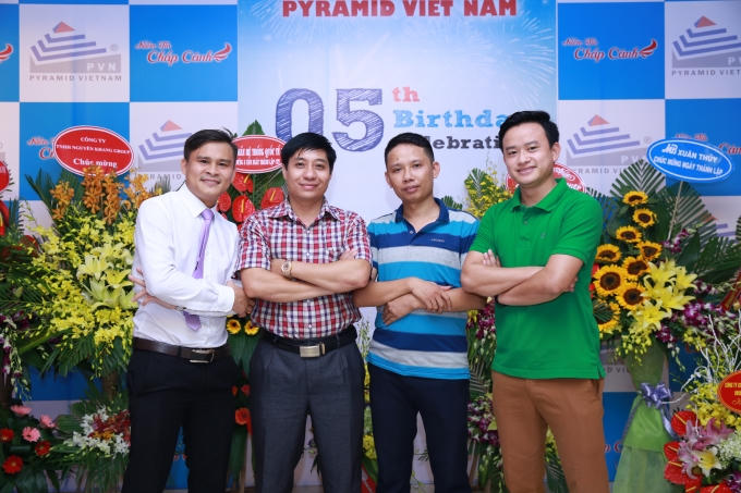Bạn bè đến chúc mừng tổng giám đốc Trần Xuân Hiếu