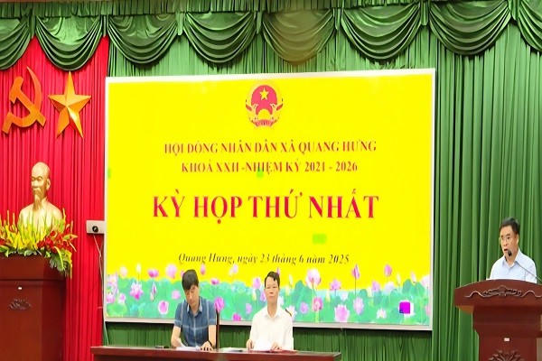 Kỳ họp thứ nhất HĐND xã Quang Hưng mới.
