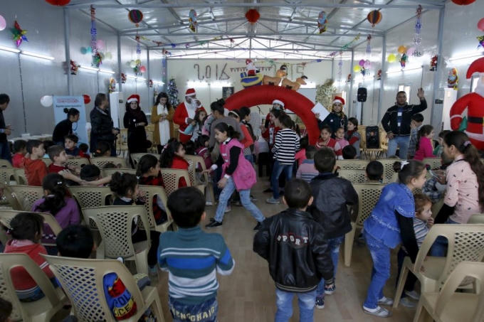 Buổi lễ chào đón Giáng sinh của trẻ em Iraq. Chiến tranh loạn lạc khiến cho người ta không còn quan tâm đến sự khác biệt tôn giáo. Quan trọng hơn cả là cuộc sống bình yên. (Ảnh: Reuters)