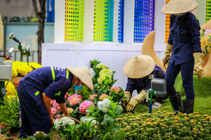 Sát thời điểm khai mạc, công nhân gấp rút hoàn thiện những công đoạn cuối như trang trí hoa ở những tiểu cảnh, làm hệ thống điện, chiếu sáng, dọn vệ sinh...