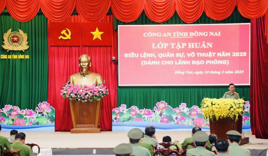 Đại Tá Trần Tiến Đạt, Phó Giám đốc phát biểu chỉ đạo.