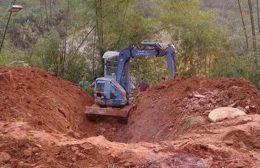 Cơ quan chức năng tìm kiếm thi thể nạn nhân Hiền.