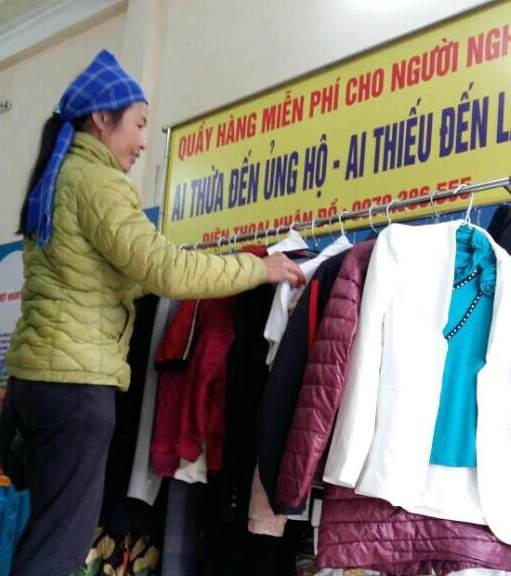 Nhiều người đã đến quầy hàng vừa chọn cho mình những chiếc áo, quần phù hợp.