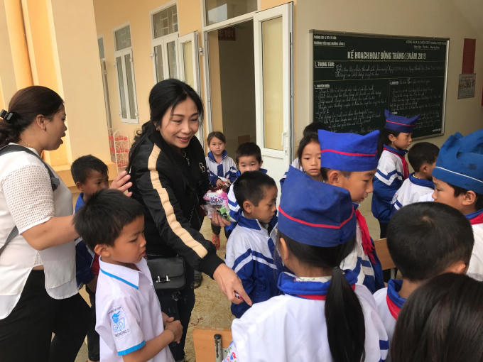 Các em học sinh thích thú khi được chia kẹo