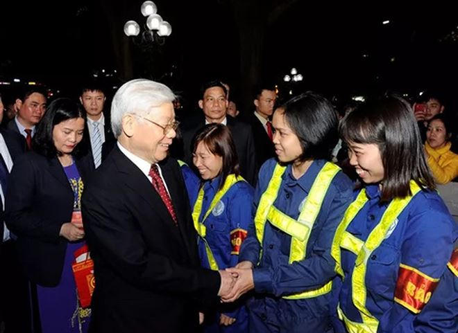 Tổng Bí thư Nguyễn Phú Trọng thăm hỏi, chúc Tết công nhân Công ty Công viên cây xanh Hà Nội đang làm nhiệm vụ trong đêm giao thừa.