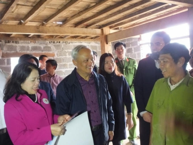 Đoàn thăm hỏi, động viên bà con vùng lũ.