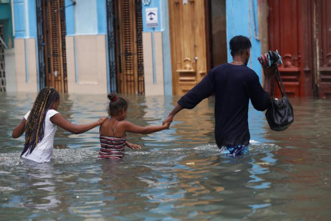 Siêu bão Irma càn quét miền Bắc của Cuba, khiến nhiều khu vực bị ngập lụt nghiêm trọng.