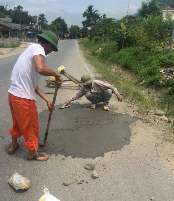 Gia đình người dân ăn không ngon, ngủ không yên vì hành động sửa đường. Ảnh: Vương Mạnh.