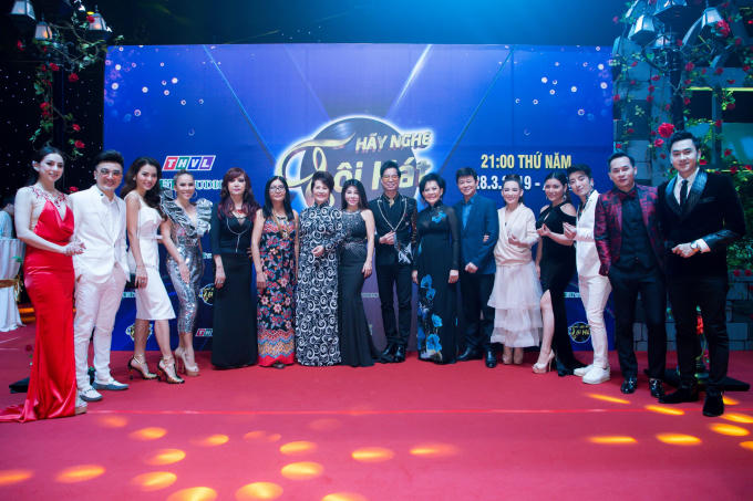 Các nghệ sĩ tham gia họp báo.