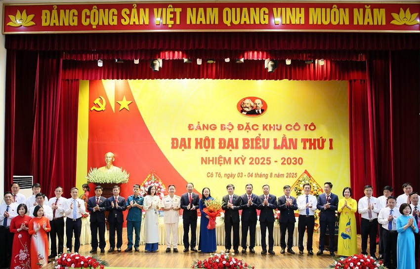 Phó Bí thư Tỉnh ủy Quảng Ninh Vũ Quyết Tiến tặng hoa chúc mừng Ban Chấp hành Đảng bộ đặc khu Cô Tô nhiệm kỳ 2025-2030.
