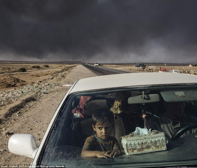 Cậu bé người Iraq cùng cha mẹ rời khỏi ngôi làng Shora ở miền nam thành phố Mosul, bởi ở đây đang xảy ra xung đột.