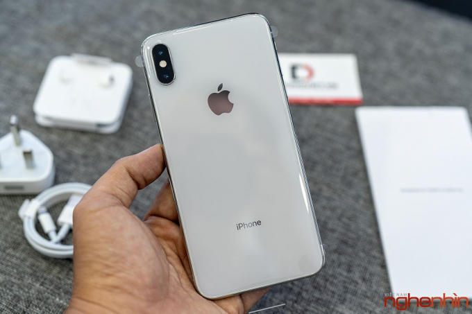 Cả 3 chiếc iPhone XR, XS và XS Max đều có 1 sim vật lý và 1 sim điện tử (e-sim), đặc biệt phiên bản thị trường Hong Kong, Trung Quốc sẽ hỗ trợ 2 sim vật lý đối với XS Max và XR. iPhone XS và XS Max cũng là dòng iPhone đầu tiên của Apple sở hữu mức dung lượng bộ nhớ trong lên đến 512GB. Như vậy, iPhone XS series giờ đây sẽ có ba mức bộ nhớ như sau: 64GB, 256GB và 512GB.