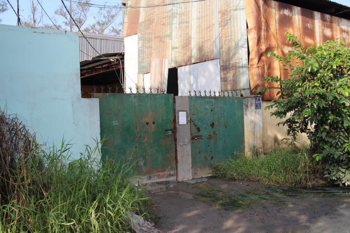 Cổng xưởng dệt cũng là nơi xả nước.