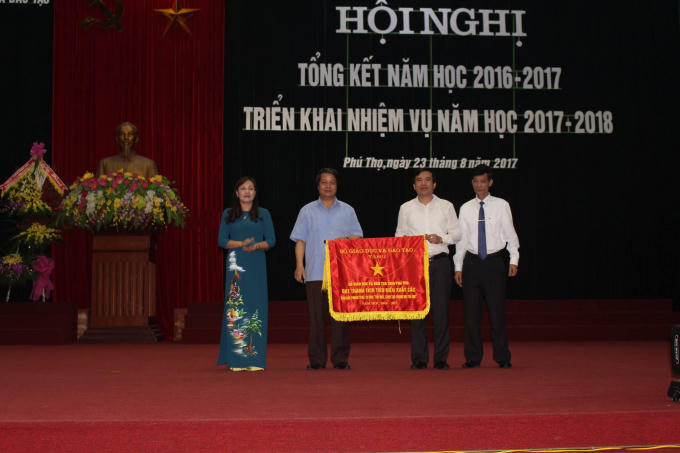 Bí thư Tỉnh Ủy - Hoàng Dân Mạc trao Cờ thi đua của Bộ GD&amp;ĐT cho ngành GD tỉnh đã đạt thành tích tiêu biểu xuất sắc dẫn đầu phong trào thi đua “ Đổi mới, sáng tạo trong dạy và học”