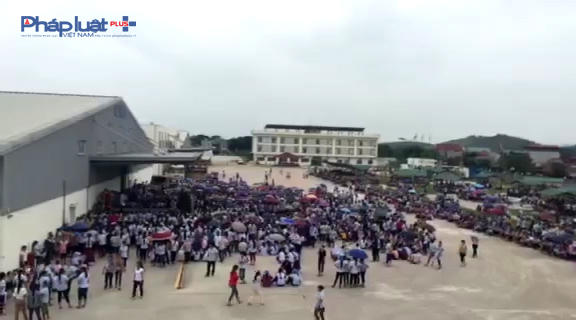 Bước sang ngày thứ 2, gần 6.000 công nhân tại huyện Thạch Thành (Thanh Hóa)  tiếp tục đình công phản đối chế độ làm việc. (Ảnh: A.Thắng)
