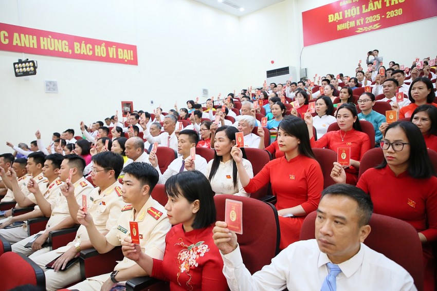 Các Đại biểu biểu quyết thông qua Nghị quyết Đại hội.