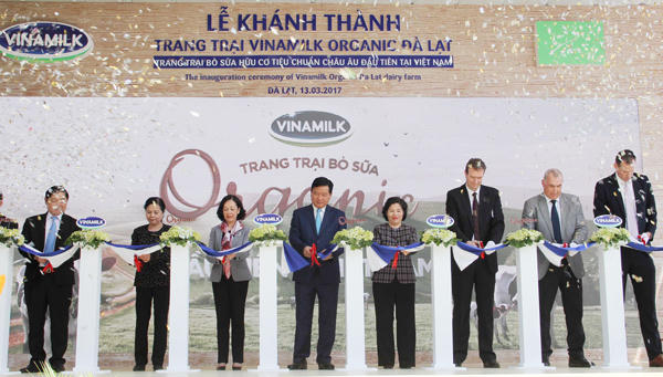 Cắt băng khánh thành trang trại bò sữa Organic.