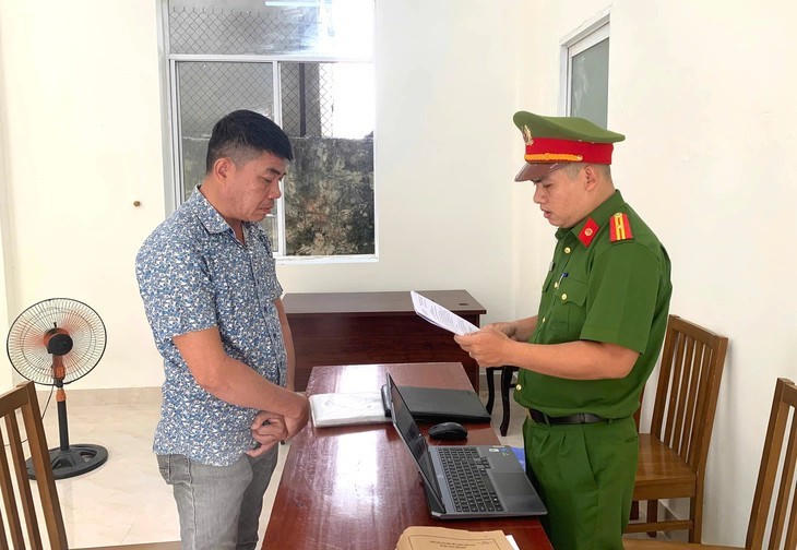 Tống đạt các quyết định đối với Nguyễn Hoàng Nguyên - Ảnh Công an TP Đà Nẵng.