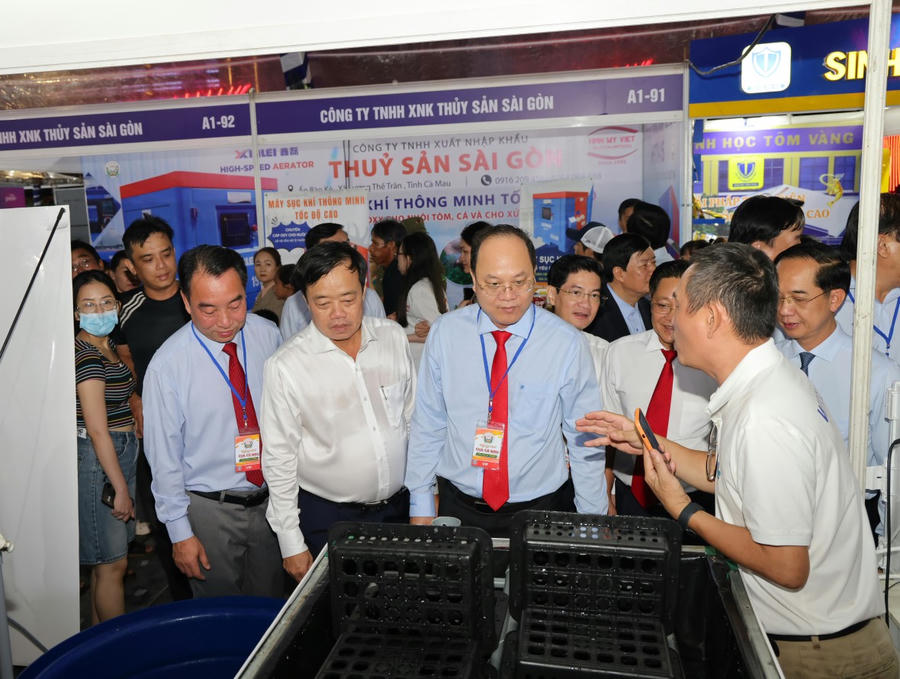 Lãnh đạo tỉnh Cà Mau tham quan các gian hàng trưng bày tại Ngày hội Cua Cà Mau lần thứ II.