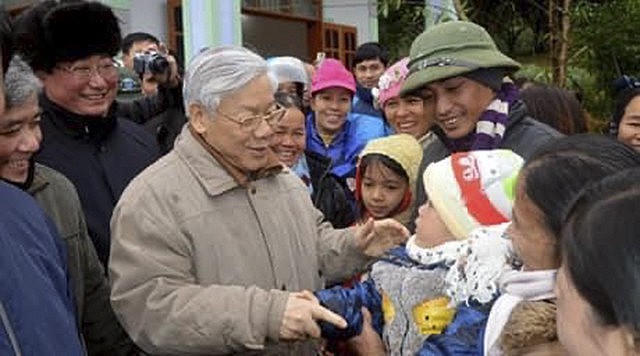 Tổng Bí thư Nguyễn Phú Trọng với đồng bào các dân tộc huyện Văn Chấn trong chuyến thăm và làm việc tại địa phương vào ngày 4 và 5/1/2013.
