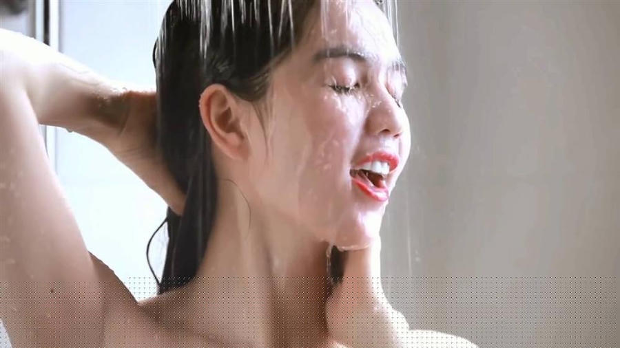 Ngọc Trinh khỏa thân trong bồn tắm, dân mạng chỉ quan tâm tác giả của loạt hình - Hình 7