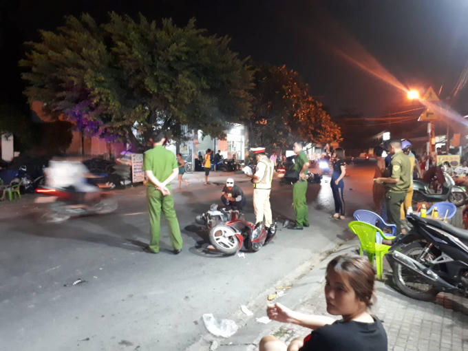 Lực lượng chức năng khám nghiệm hiện trường (Ảnh: Hà Bắc)