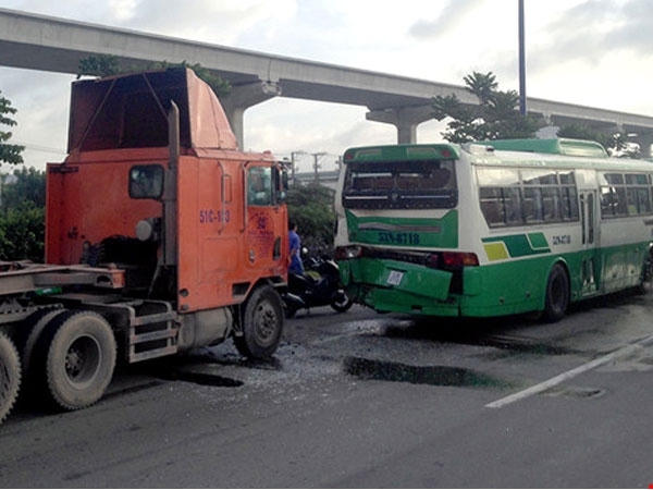 Xe buýt bị xe container tông vào đuôi khiến hàng chục hành khách hoảng loạn. - Ảnh: Nguyễn Tân/PLO.