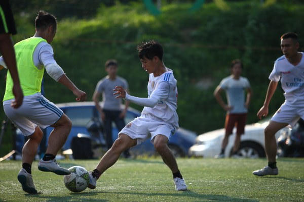 Cầu thủ Nguyễn Thượng b&aacute;o Ph&aacute;p luật Việt Nam (&aacute;o trắng, giữa) trong 1 pha đi đi b&oacute;ng.(Ảnh: BTC)