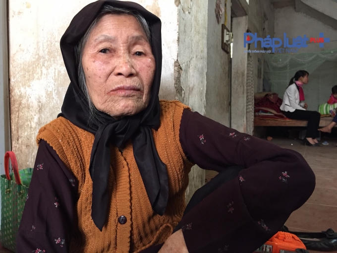 Cụ Đào Thị Đoàn nén nỗi đau trước cái chết đột ngột của con dâu và con trai mình.