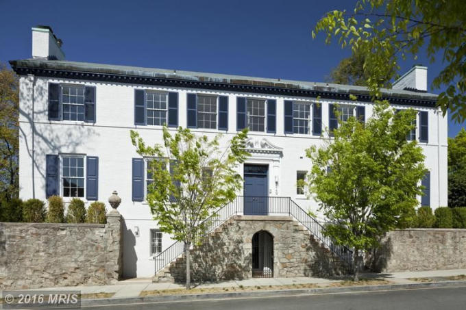 Theo tờ Washingtonian đưa tin vào ngày 3/1, ái nữ Tổng thống đắc cử Donald Trump đã mua một ngôi biệt thự trị giá 5,5 triệu USD tại Washington DC trước khi cha của cô chính thức nhậm chức trong vài tuần tới. (Ảnh: Mris)