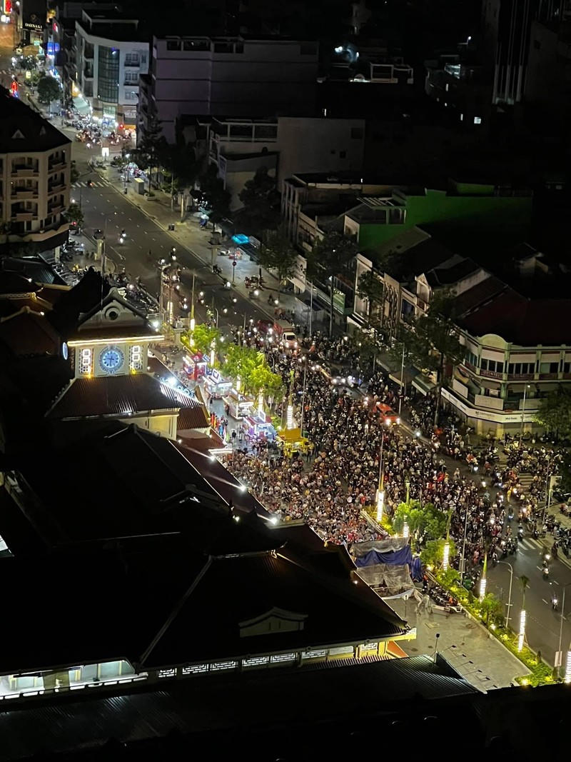 Dòng người đi bão tại TP.HCM