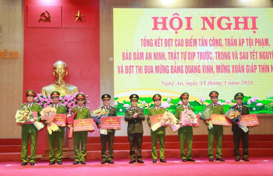 Trao thưởng của Bộ trưởng Bộ Công an đến các tập thể đạt thành tích xuất sắc.