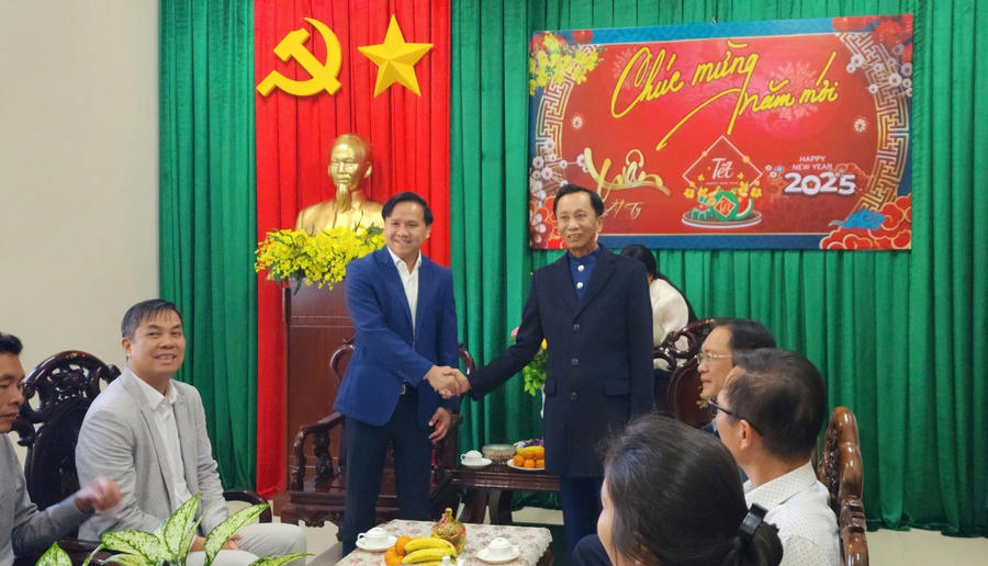 Hiệp sĩ Đại Thánh giá (bên phải) và Bí thư Huyện ủy Sa Thầy Nguyễn Minh Tuấn